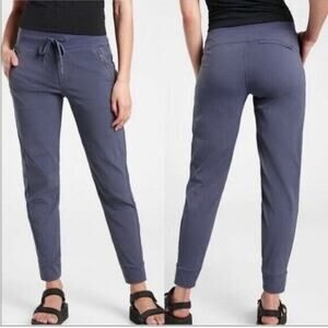 Athleta Headlands Hybrid Trek Jogger in Purple - Size 2